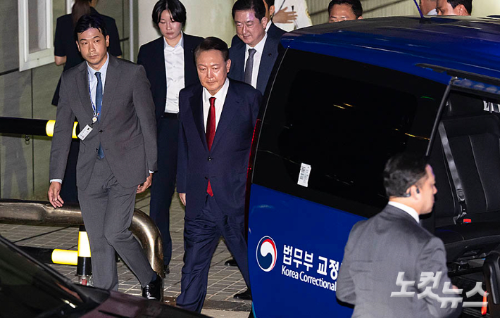 구속심사 마친 윤석열, 주머니 손 넣고 구치소 구속심사 마친 윤석열, 주머니 손 넣고 구치소