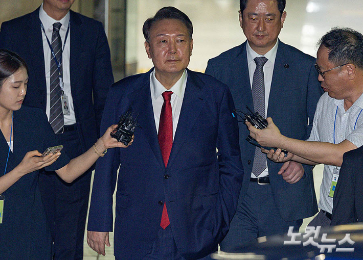 구속심사 마친 윤석열, 주머니 손 넣고 구치소 구속심사 마친 윤석열, 주머니 손 넣고 구치소