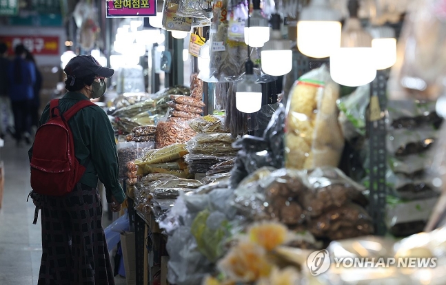 5월 소비자심리지수 하락
(서울=연합뉴스) 김성민 기자 = 고물가·고금리·고환율이 지속되면서 경제 전반에 대한 소비자들의 인식이 5개월 만에 '비관적'으로 돌아섰다. 한국은행이 21일 발표한 소비자동향조사 결과에 따