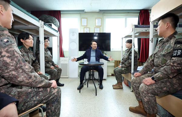 윤석열 대통령이 연말연시를 맞아 28일 경기도 연천군 중부 전선 육군 제5보병사단 5중대 관측소 병영생활관에서 열린 초급간부 간담회에서 발언하고 있다. 2023.12.28 [대통령실통신사진기자단] 연합뉴스