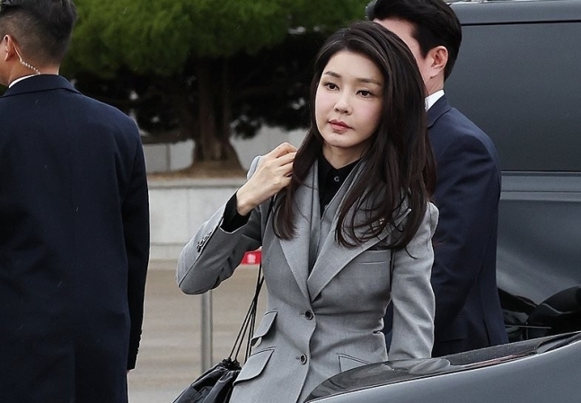 네덜란드 출국 위해 서울공항 도착한 김건희 여사
(성남=연합뉴스) 임헌정 기자 = 윤석열 대통령과 네덜란드를 국빈 방문하는 김건희 여사가 지난 23년 12월 11일 경기 성남 서울공항에 도착해 이동하고 있다.