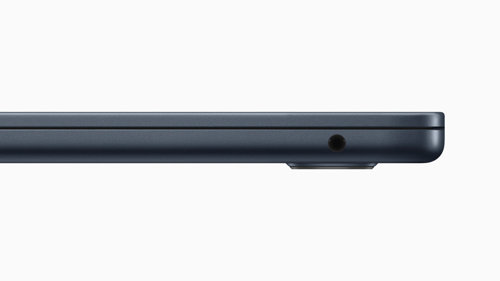새로운 미드나이트 색상 MacBook Air 15의 헤드폰 잭.