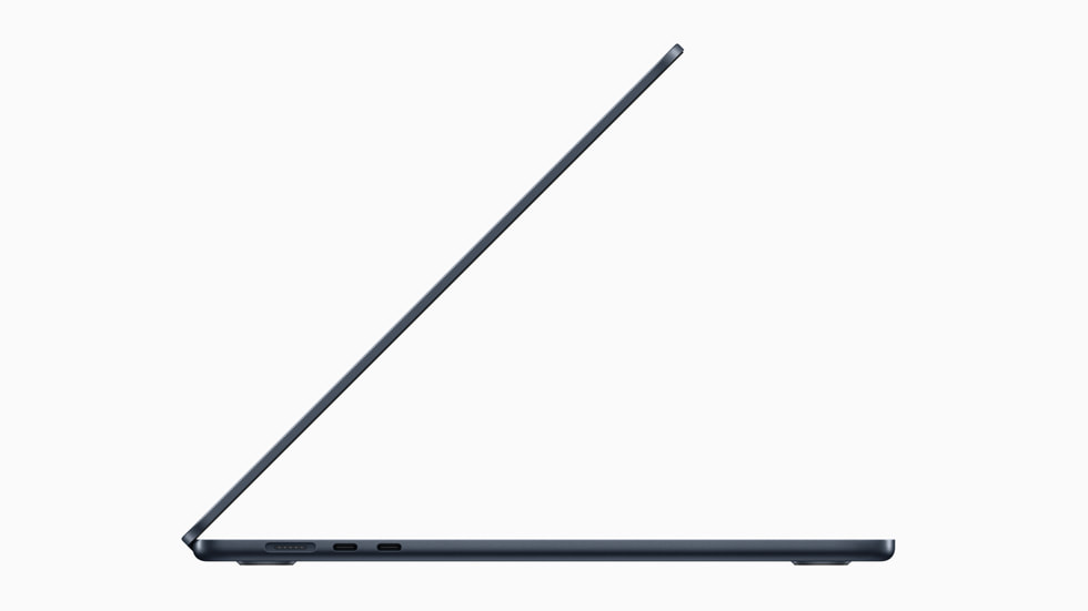 새로운 미드나이트 색상 MacBook Air 15의 측면 이미지. 