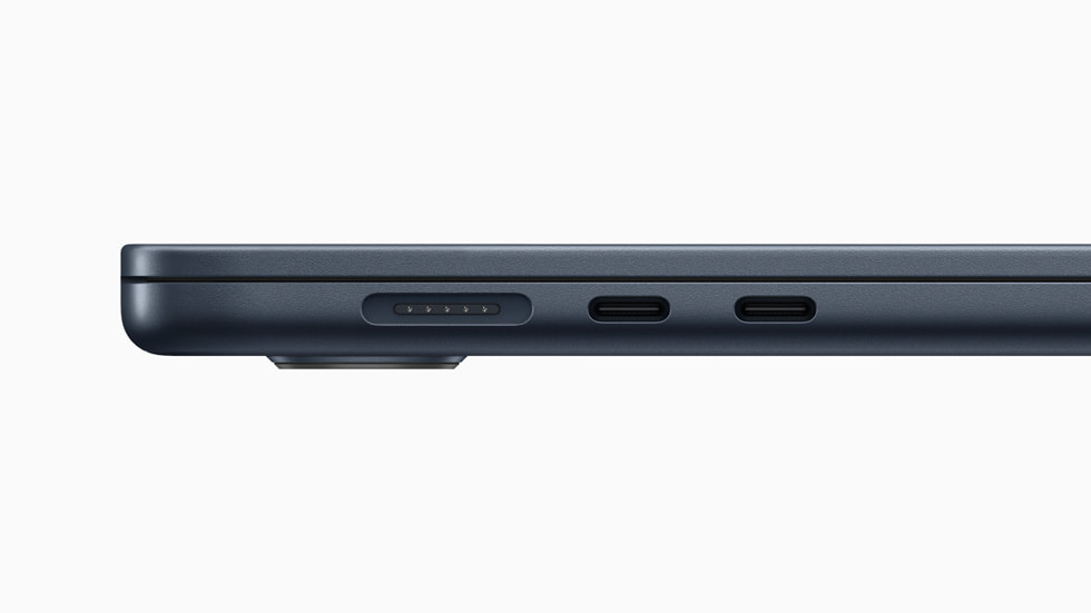 새로운 미드나이트 색상 MacBook Air 15의 MagSafe 포트를 확대한 이미지.