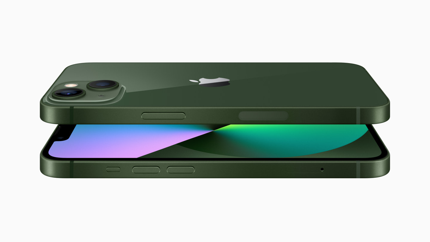 정밀 가공한 후면 글래스와 Ceramic Shield 전면 커버를 가까이서 보여주는 새로운 그린 색상의 iPhone 13.