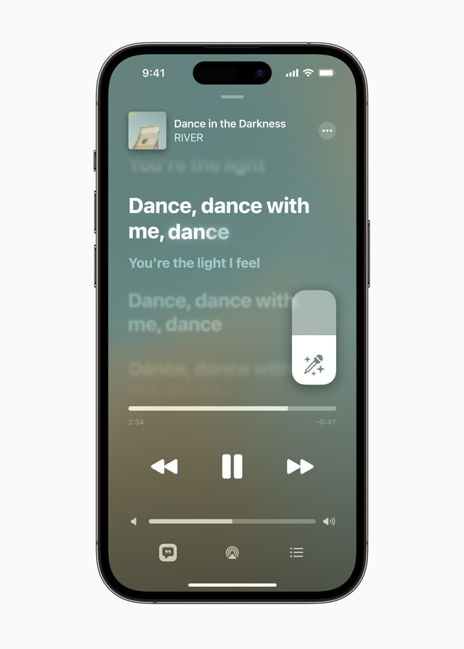 Apple Music Sing의 새로운 가사 보기 환경과 보컬 조절 기능을 보여주는 iPhone 14. 