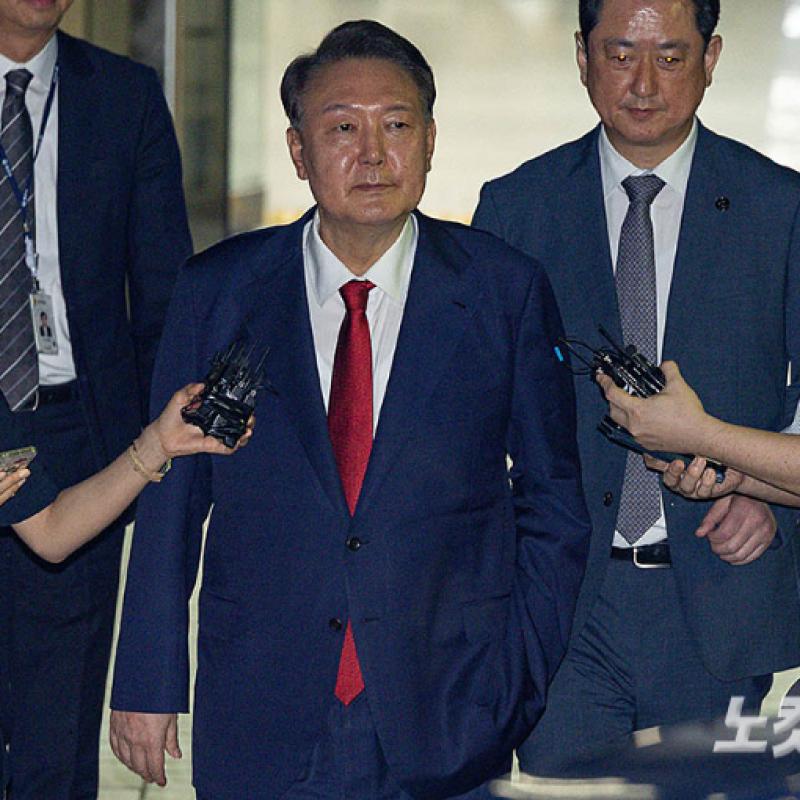 구속심사 마친 윤석열, 주머니 손 넣고 구치소